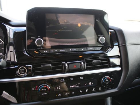 Used 2022 Nissan Pathfinder SV image 11