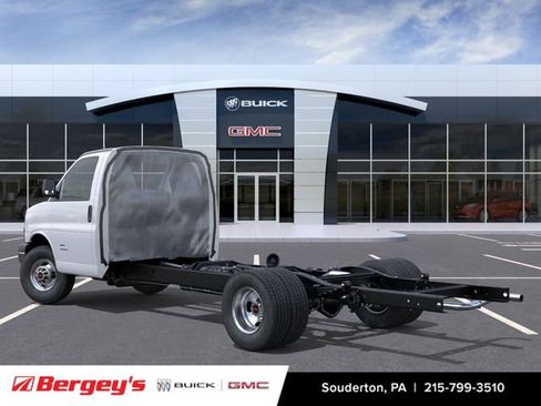 New 2026 GMC Savana 4500 w/ Power Convenience Package RWD image 4