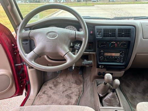 Used 2003 Toyota Tacoma Base image 10
