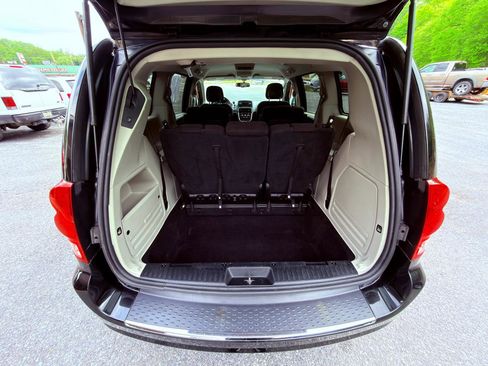 Used 2016 Dodge Grand Caravan SXT w/ UConnect Hands-Free Group FWD image 19