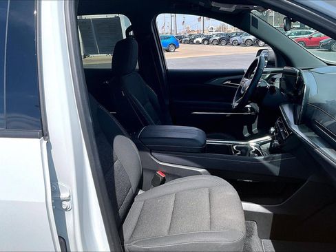 Used 2025 Chevrolet Traverse LT image 7