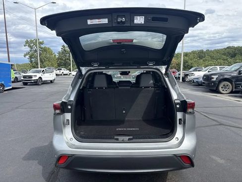 Used 2023 Toyota Highlander Limited FWD image 11