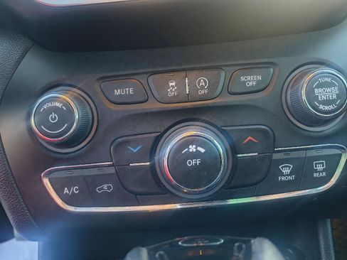 Used 2020 Jeep Cherokee Latitude Plus image 21