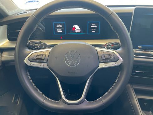 Used 2025 Volkswagen Tiguan SE image 12