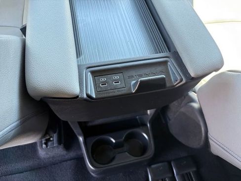 Used 2025 Toyota Sienna XLE FWD image 22