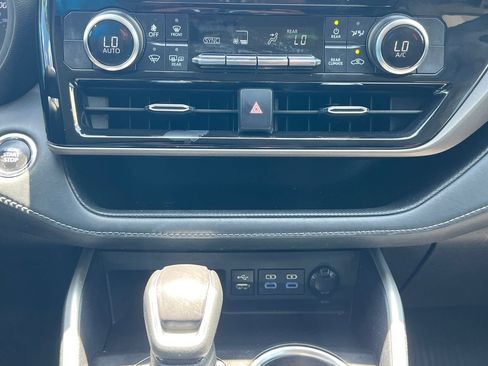 Used 2022 Toyota Highlander LE FWD image 18