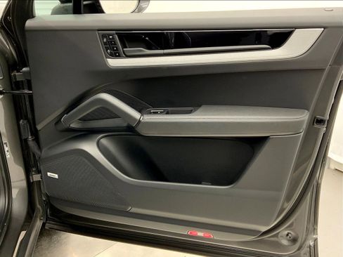 Used 2025 Porsche Cayenne image 28