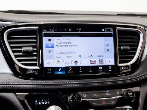 Used 2025 Chrysler Pacifica Limited FWD image 17