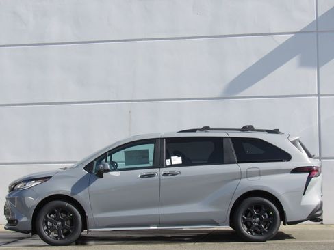 New 2026 Toyota Sienna XLE Woodland Edition AWD/4WD image 4