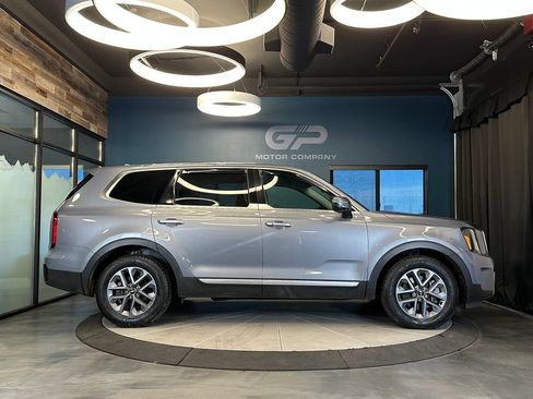 Used 2024 Kia Telluride LX AWD/4WD image 2