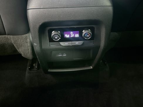 Used 2025 Chevrolet Traverse LT FWD image 27