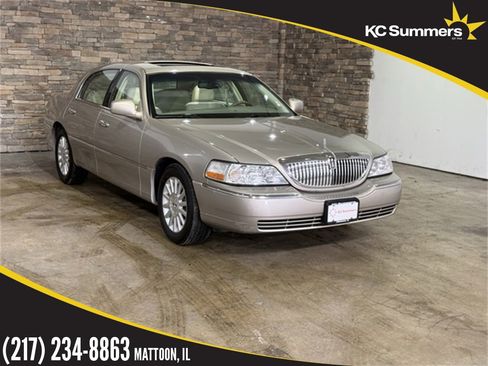 Used 2003 Lincoln Town Car Signature image 1