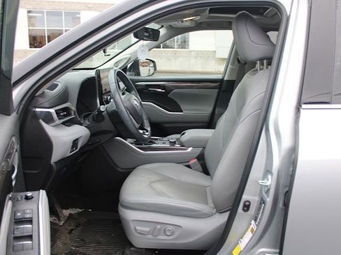 Used 2023 Toyota Highlander Limited image 13