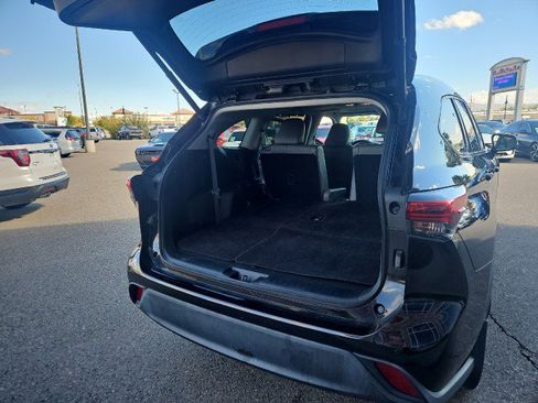 Used 2021 Toyota Highlander XLE image 25
