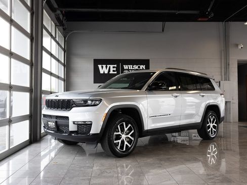 Used 2025 Jeep Grand Cherokee L Limited w/ Luxury Tech Group II AWD/4WD image 2