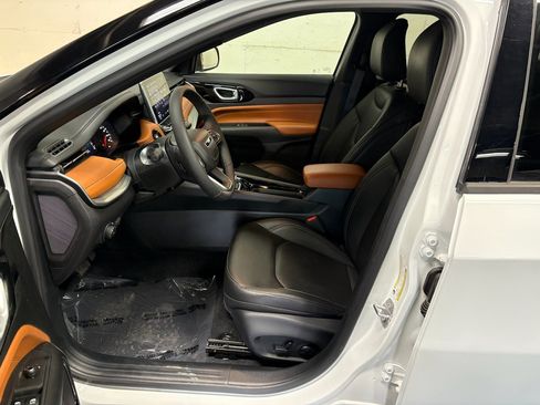 Used 2025 Jeep Compass Limited AWD/4WD image 3