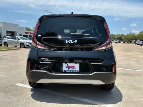 Used 2025 Kia Soul LX w/ LX Technology Package FWD image 7