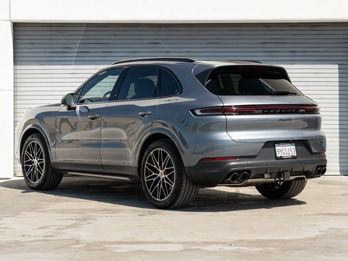 Certified 2026 Porsche Cayenne AWD/4WD image 3