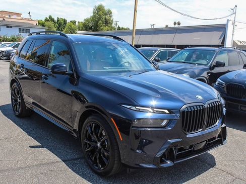 Used 2026 BMW X7 xDrive40i w/ M Sport Package AWD/4WD image 3