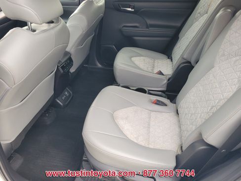 Used 2022 Toyota Highlander Bronze Edition AWD/4WD image 11