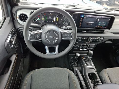 Used 2025 Jeep Wrangler Unlimited Sahara AWD/4WD image 11