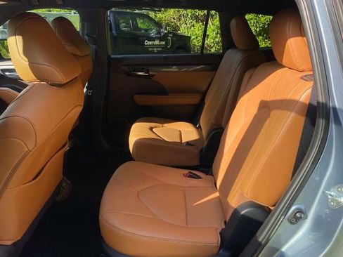 Used 2020 Toyota Highlander Platinum image 9