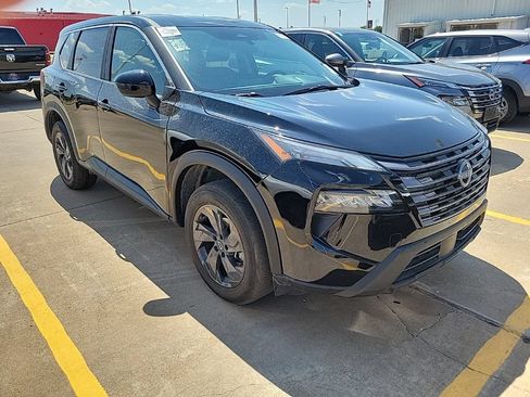 Used 2026 Nissan Rogue SV FWD image 2