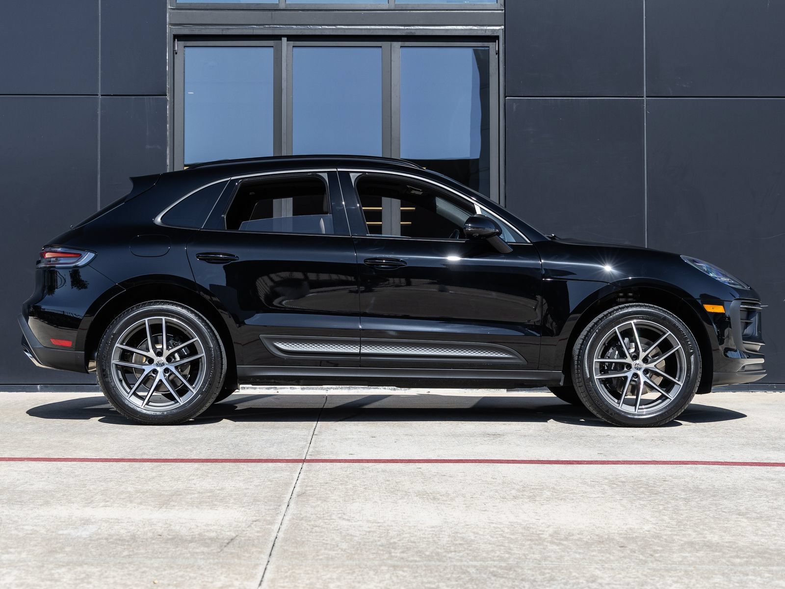 Certified 2026 Porsche Macan AWD/4WD image 12