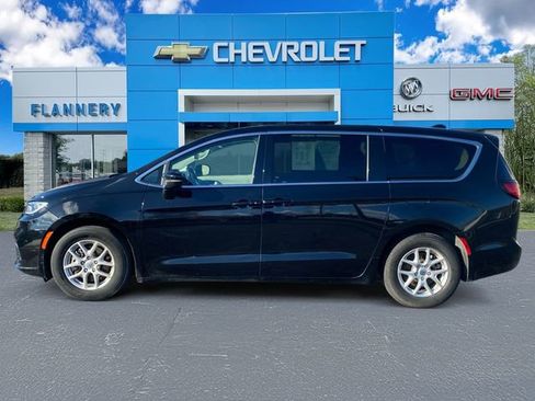 Used 2024 Chrysler Pacifica Touring-L FWD image 2