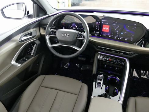 Used 2025 Audi Q5 Premium w/ Convenience Package image 22
