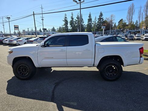 Used 2017 Toyota Tacoma TRD Sport w/ Tow Package (A/T) image 5