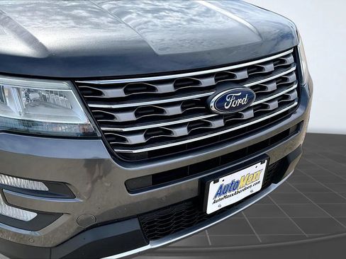 Used 2017 Ford Explorer XLT w/ Equipment Group 202A AWD/4WD image 36
