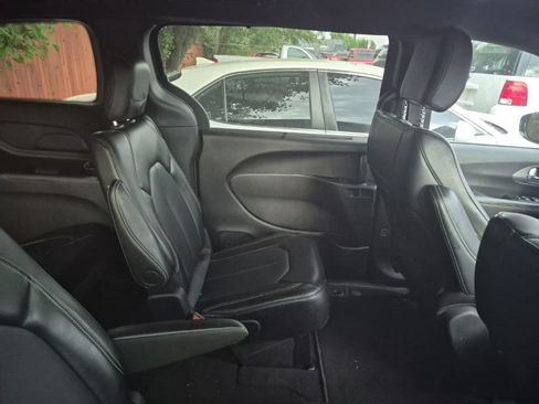 Used 2025 Chrysler Pacifica Select FWD image 21