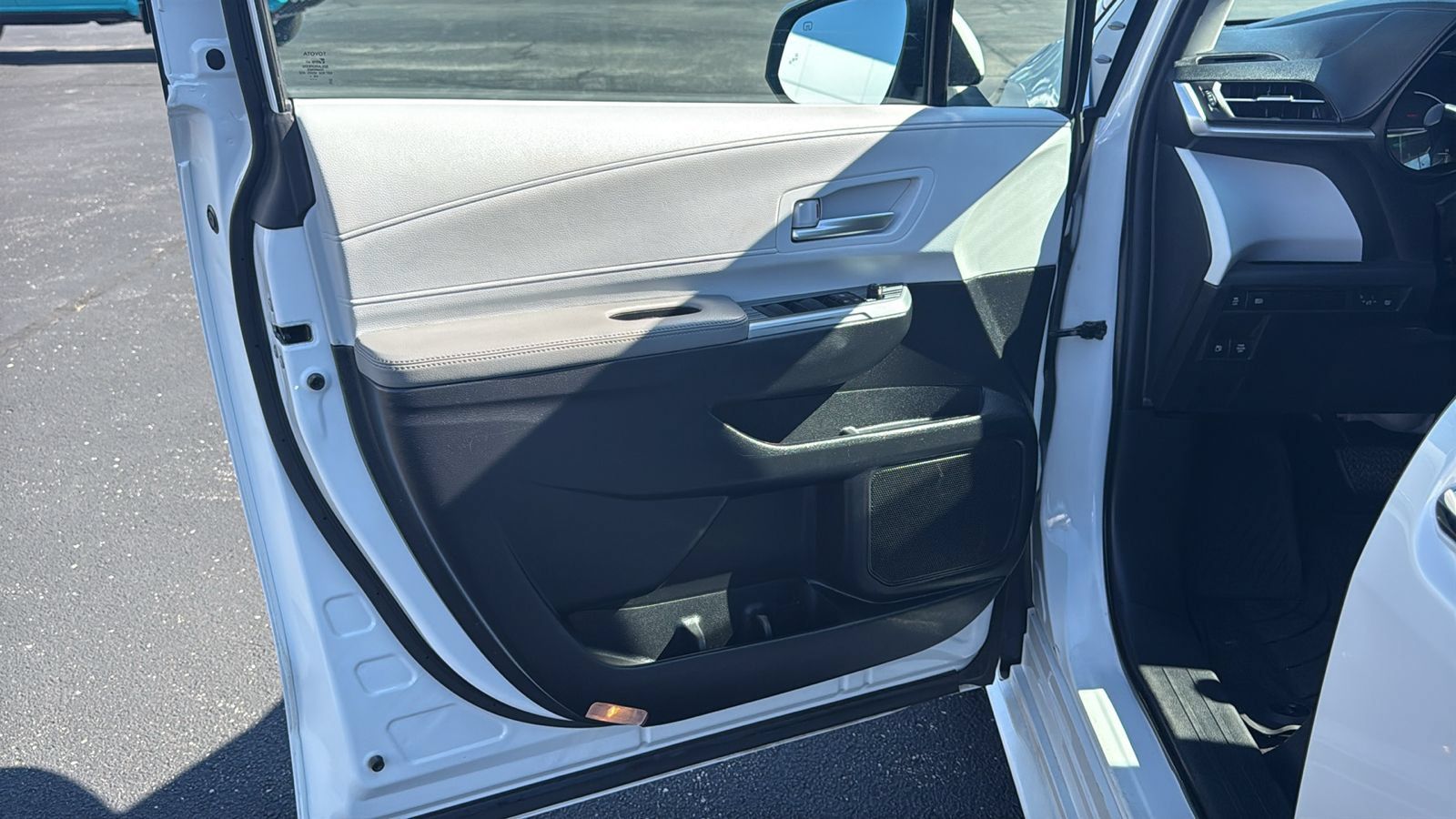 Certified 2025 Toyota Sienna XLE FWD image 10
