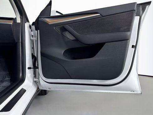 Used 2022 Tesla Model Y Long Range image 23