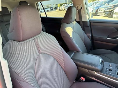 Certified 2023 Toyota Highlander LE image 16
