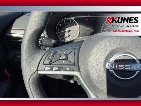 Used 2025 Nissan Altima 2.5 SV FWD image 10