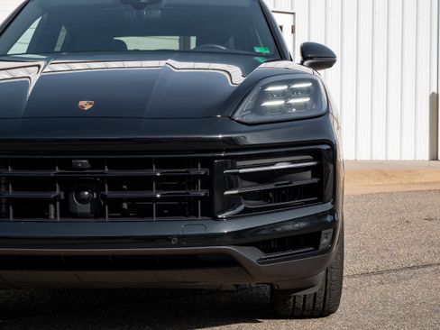 Used 2025 Porsche Cayenne E-Hybrid Coupe image 12