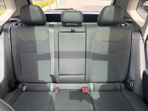 Used 2024 Volkswagen Taos SE w/ Panoramic Sunroof Package FWD image 10