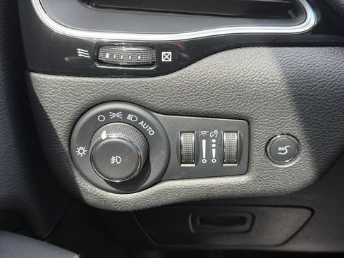Used 2023 Jeep Cherokee Altitude Lux AWD/4WD image 21