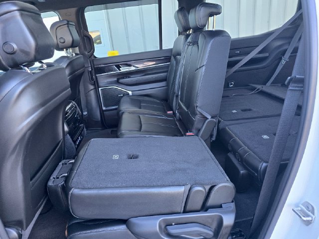 Used 2023 Jeep Wagoneer 4WD w/ Premium Group I image 16