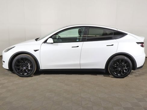 Used 2022 Tesla Model Y Long Range image 18
