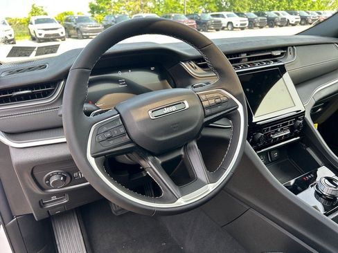 New 2025 Jeep Grand Cherokee Altitude image 6