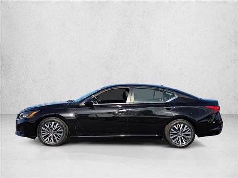 Used 2024 Nissan Altima 2.5 SV image 9