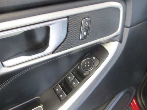 Certified 2022 Ford Explorer XLT w/ Equipment Group 202A image 33