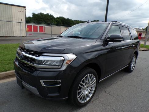 Used 2024 Ford Expedition Limited AWD/4WD image 3