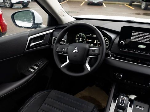 New 2025 Mitsubishi Outlander SE image 9