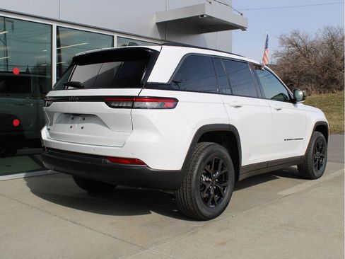New 2026 Jeep Grand Cherokee Altitude AWD/4WD image 8