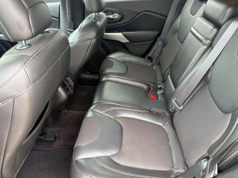 Used 2018 Jeep Cherokee Latitude Plus w/ Comfort/Convenience Group FWD image 14