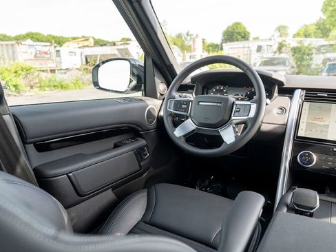 New 2025 Land Rover Discovery S image 17